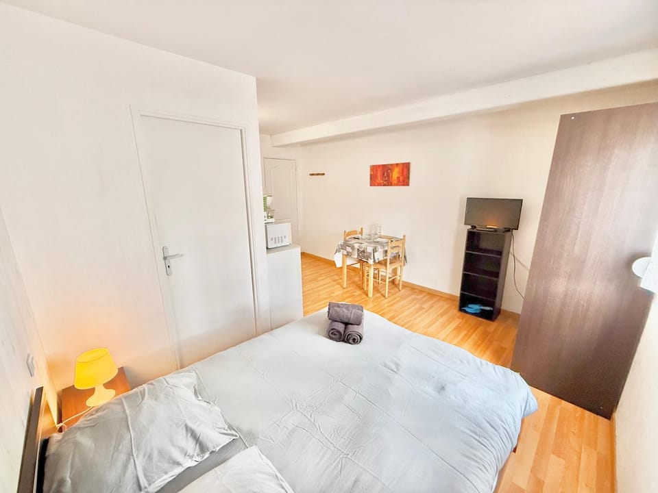 Bed, Photo of the whole room