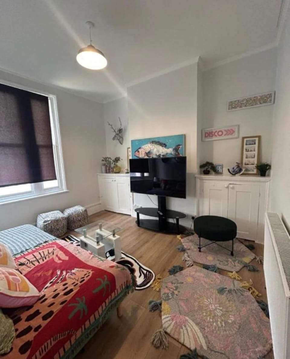 Bed, TV and multimedia, Living room, Seating area