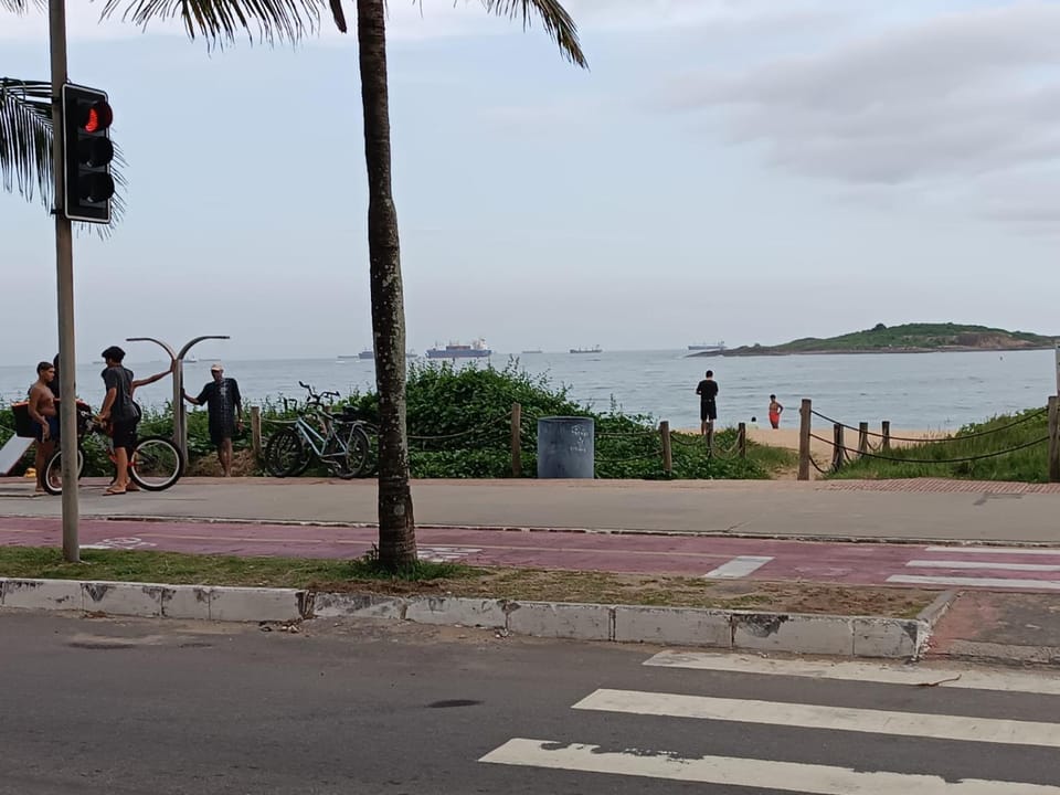 Apê Praia de Itaparica Ao Lado Do Mar 2 qtos sendo 1 suite ar condicionado Piscina Apartment in Vila Velha