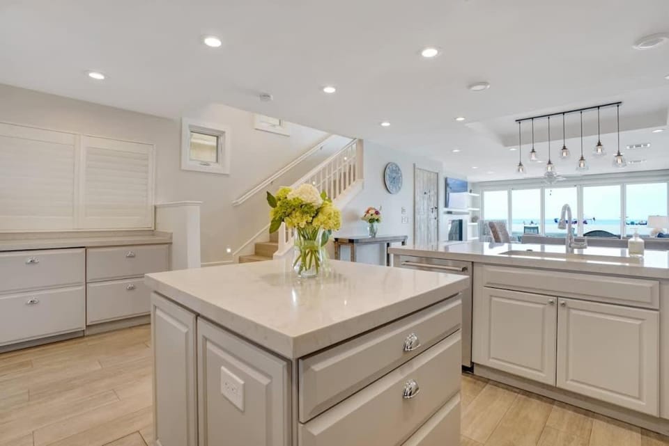 3 Story Oceanfront with Incredible View Hot Tub home House in Balboa Peninsula