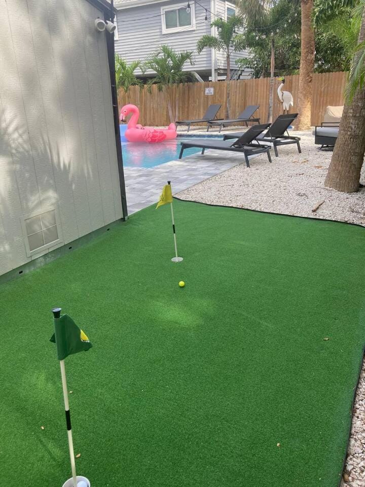 1 block to beach, Pool, bikes, putt putt- triplex Apartment in Indian Rocks Beach