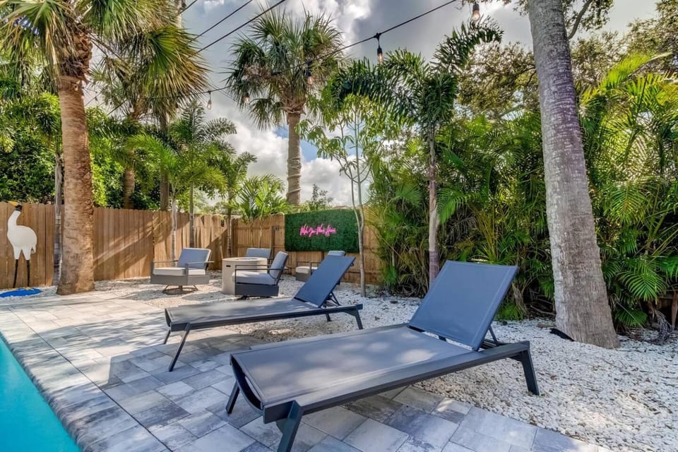 1 block to beach, Pool, bikes, putt putt- triplex Apartment in Indian Rocks Beach