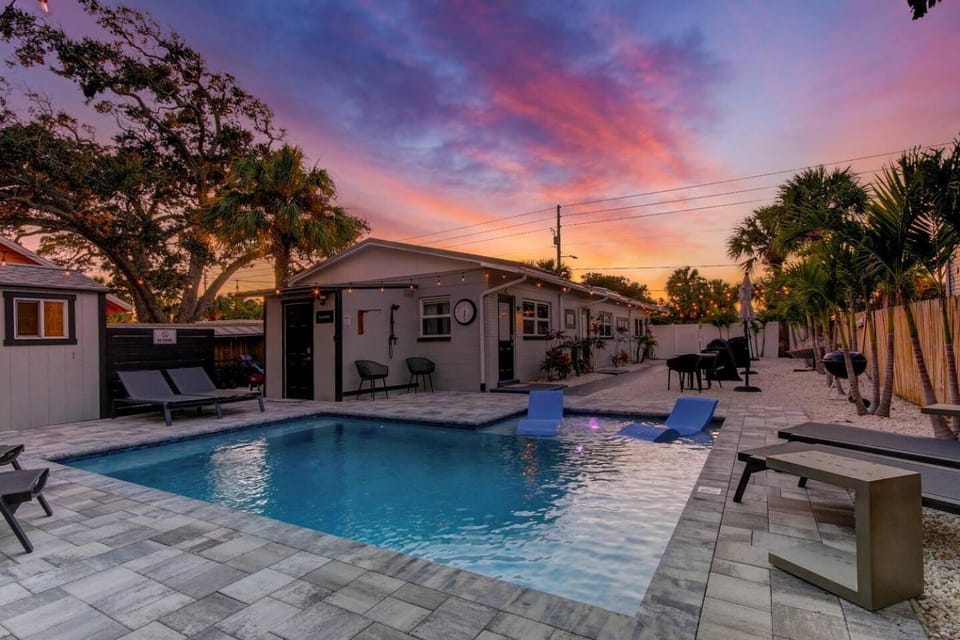 1 block to beach, Pool, bikes, putt putt- triplex Apartment in Indian Rocks Beach