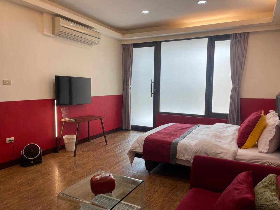 Bed, TV and multimedia, Photo of the whole room, Seating area, Bedroom, internet, air conditioner