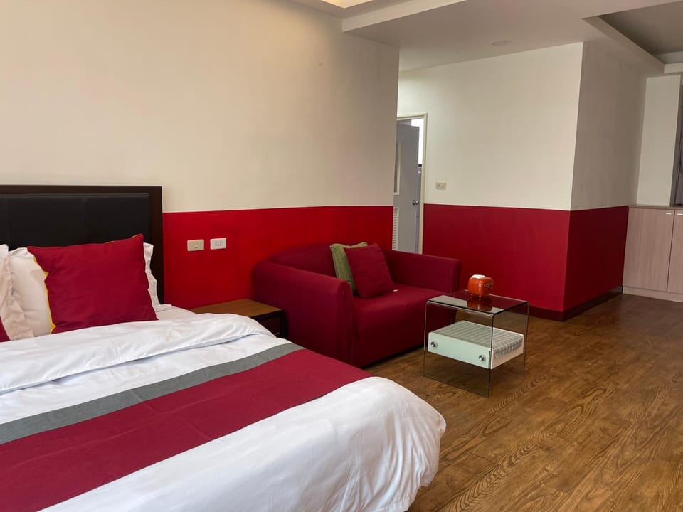 Bed, TV and multimedia, Seating area, Bedroom