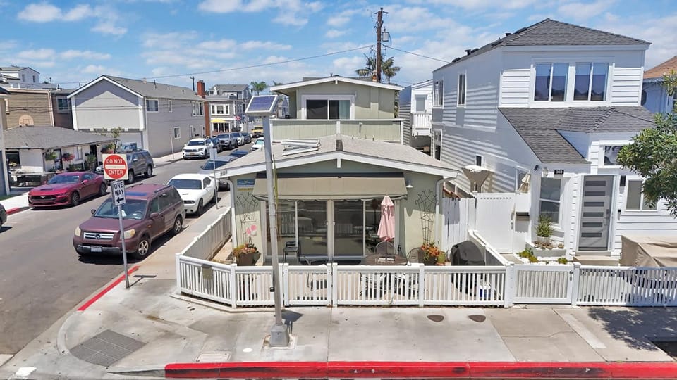 Steps to the Beach, Shops Restaurants home House in Balboa Peninsula