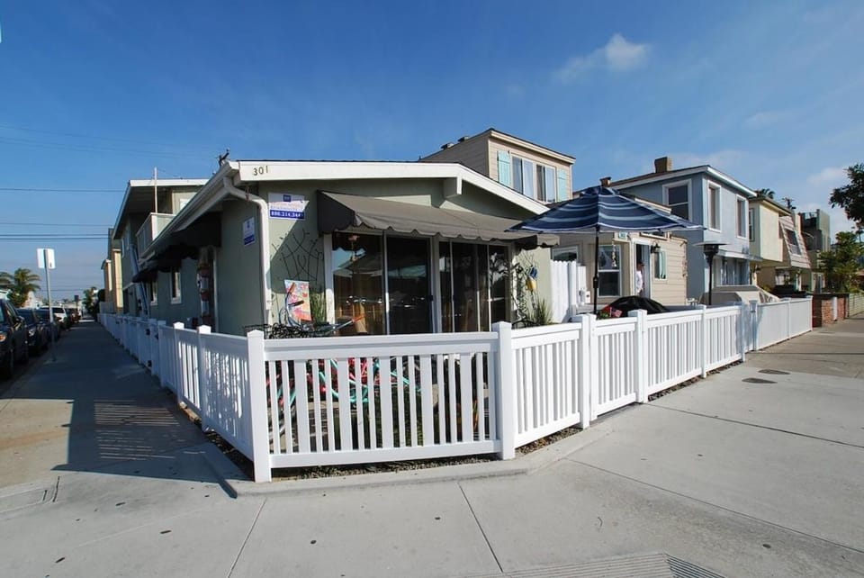 Steps to the Beach, Shops Restaurants home House in Balboa Peninsula
