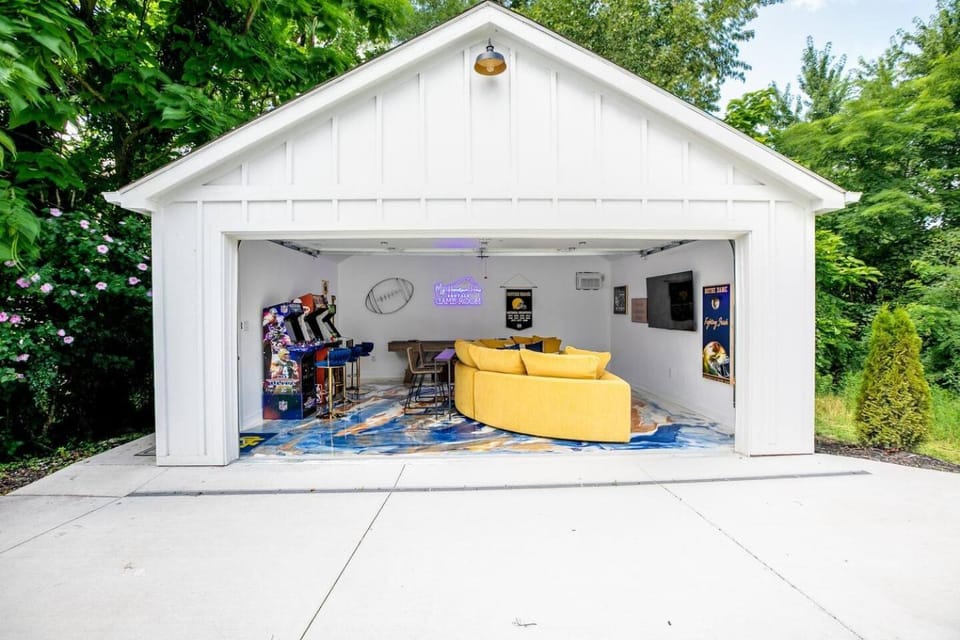 Walk to Notre Dame. Game Room & Hot Tub Hypedome! House in South Bend