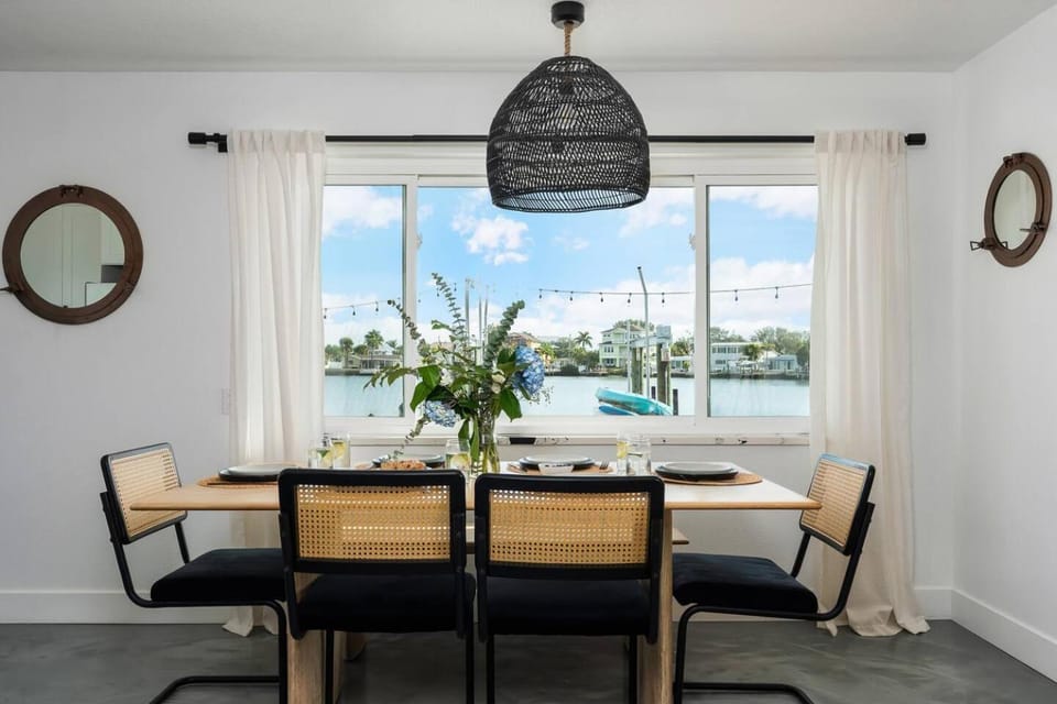 Waterfront Duplex: 3 Blocks to Beach, Hot Tub, SUP Apartment in Indian Rocks Beach