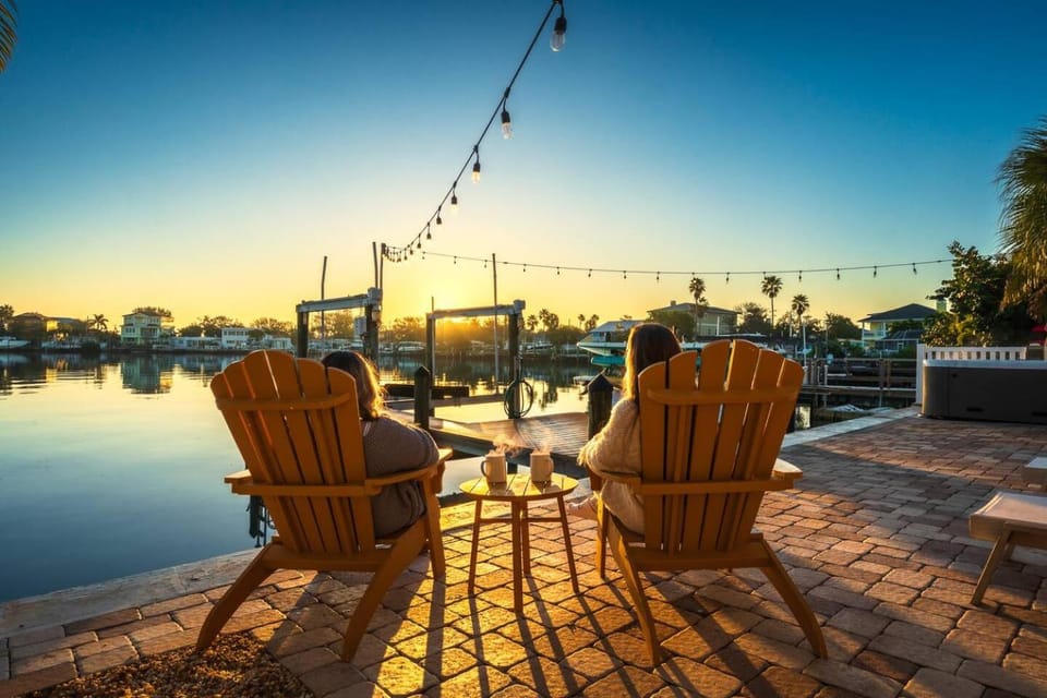 Waterfront Duplex w/ hot tub, bikes, kayaks, SUP Apartment in Indian Rocks Beach