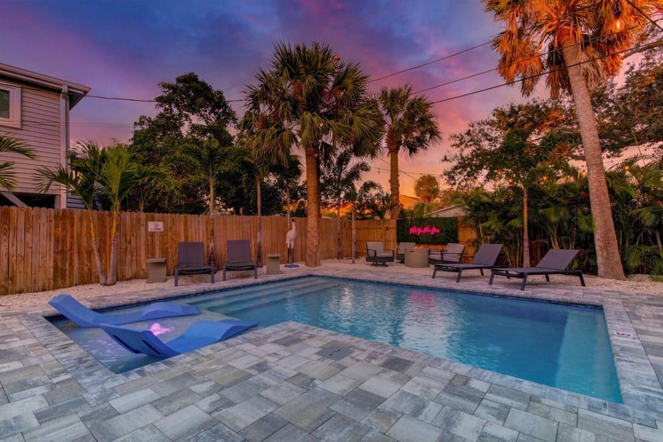 Walk to beach (1 block), pool, putt putt, triplex Apartment in Indian Rocks Beach