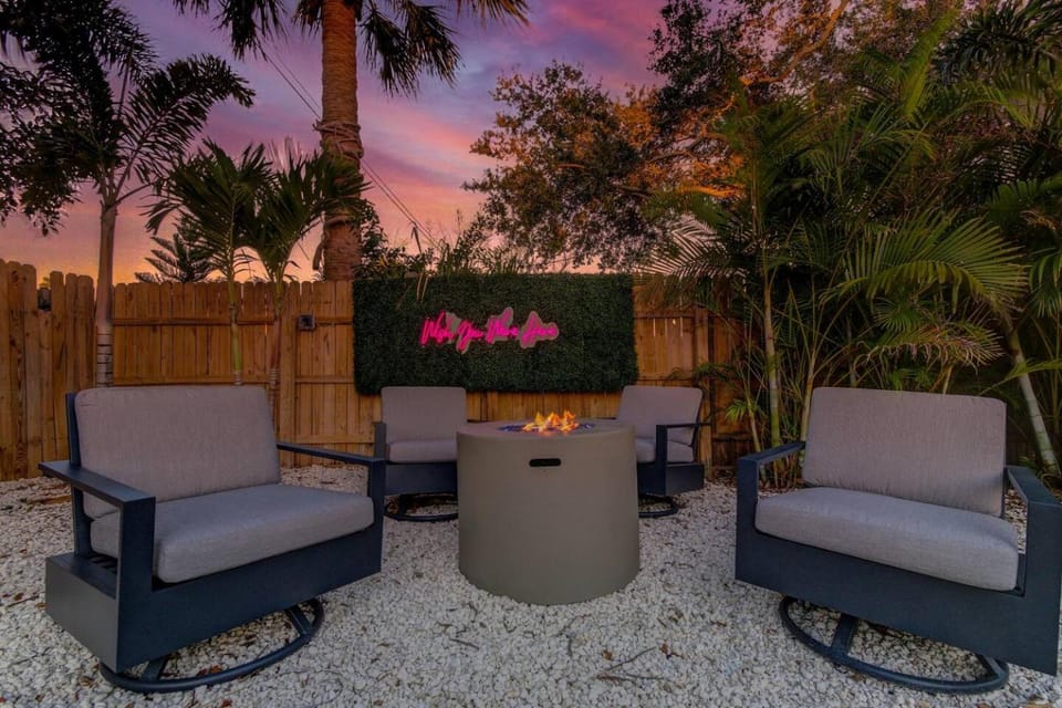 Walk to beach (1 block), pool, putt putt, triplex Apartment in Indian Rocks Beach