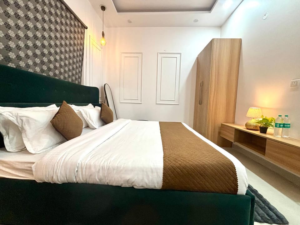 GoBravo 102 6BHK Duplex Villa with Private Pool & Garden - Near Delhi Airport Yashobhoomi Cyber City Udyog Vihar Villa in Gurugram