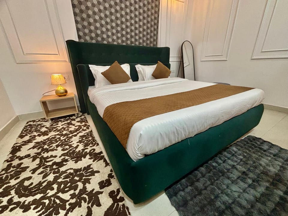 GoBravo 102 6BHK Duplex Villa with Private Pool & Garden - Near Delhi Airport Yashobhoomi Cyber City Udyog Vihar Villa in Gurugram