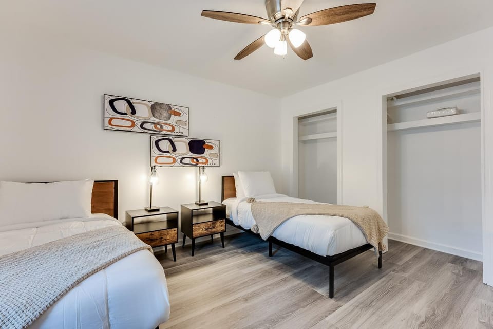 Elegant ATL House - 4 Bedroom 12 guest Self Check-in Apartment in Atlanta