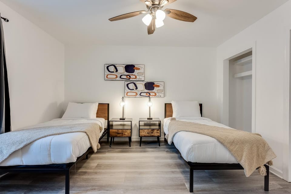 Elegant ATL House - 4 Bedroom 12 guest Self Check-in Apartment in Atlanta