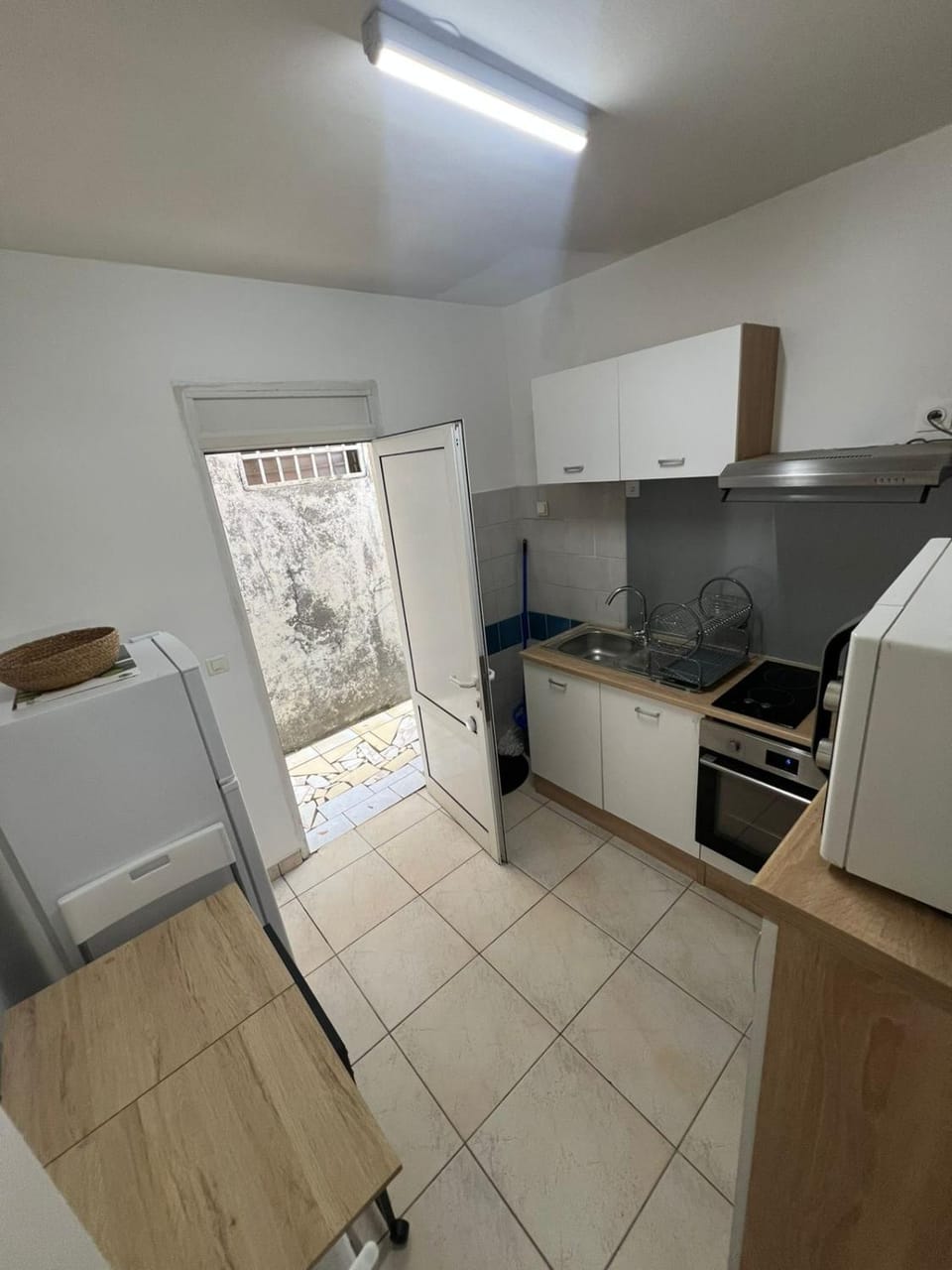 Facade/entrance, kitchen