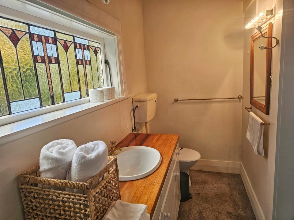 Toilet, towels