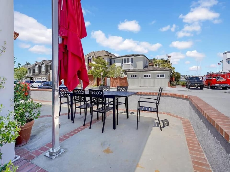 Bayside Retreat withLarge Patio and Bay Views home House in Balboa Peninsula