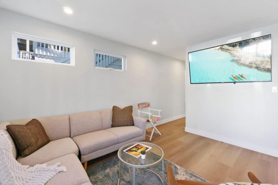Bright & Renovated Just Steps from the Beach-120 A home House in Balboa Peninsula