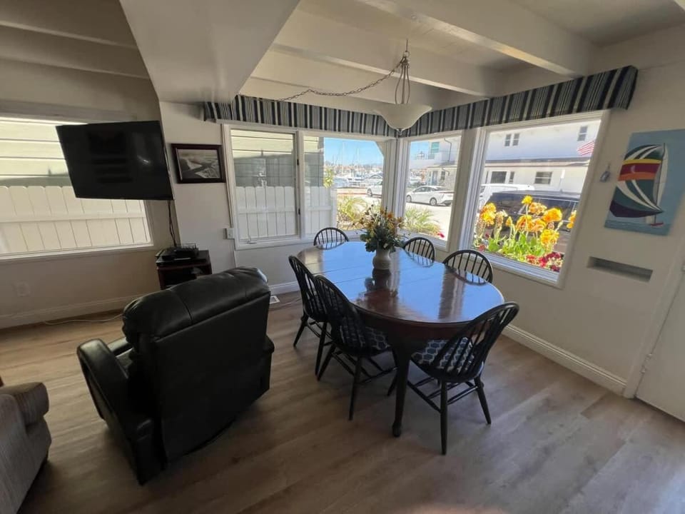 Spacious 4 Bedroom 3 Bath home House in Balboa Peninsula