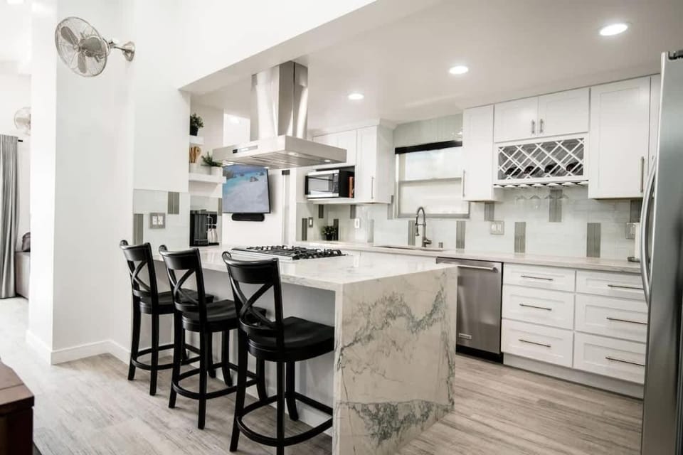 Gorgeous Modern Oasis, Steps to the Beach home House in Balboa Peninsula