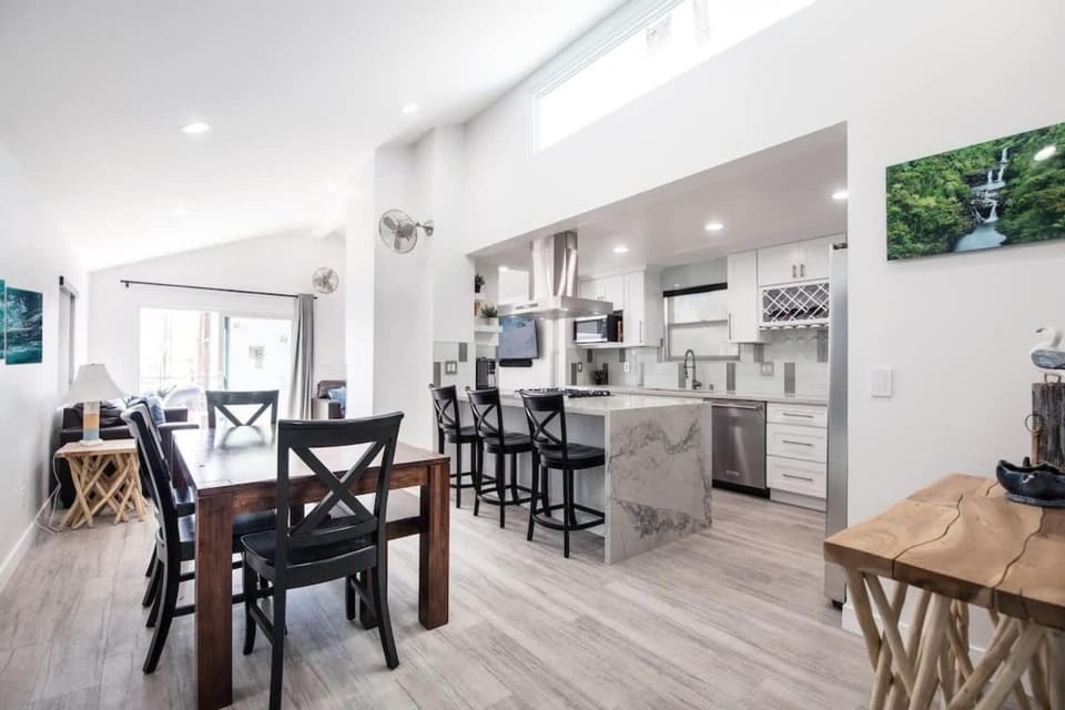 Gorgeous Modern Oasis, Steps to the Beach home House in Balboa Peninsula