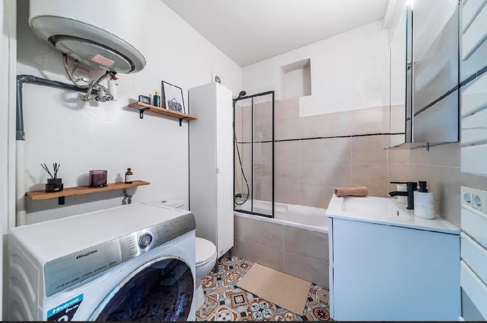 Elegant 2BR Metro Close to Paris Apartment in Issy-les-Moulineaux