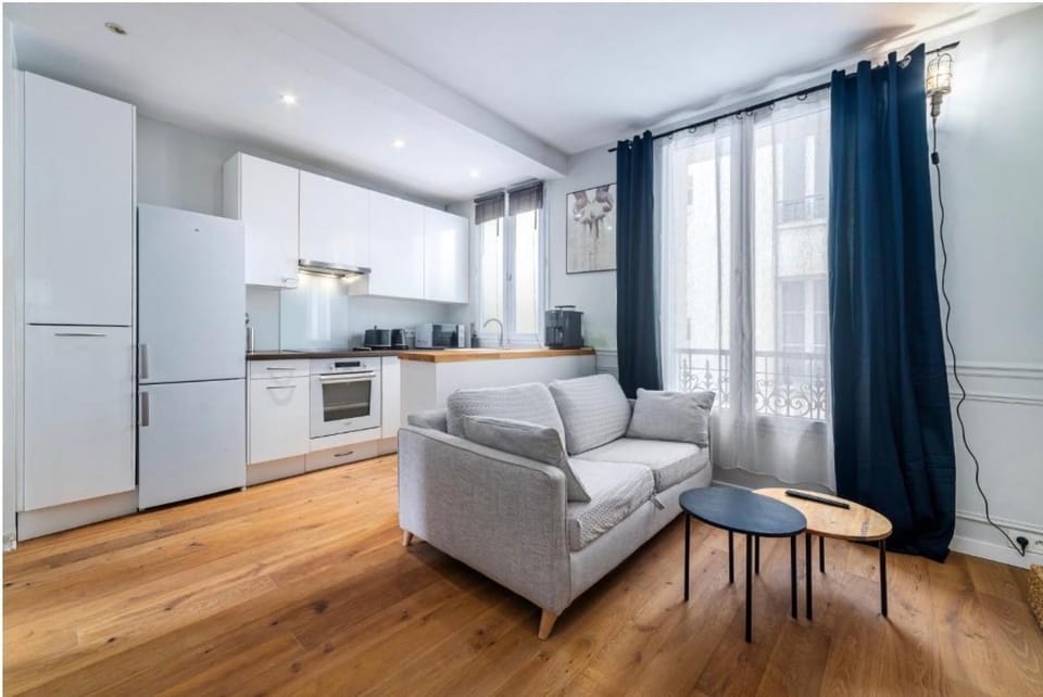 Elegant 2BR Metro Close to Paris Apartment in Issy-les-Moulineaux