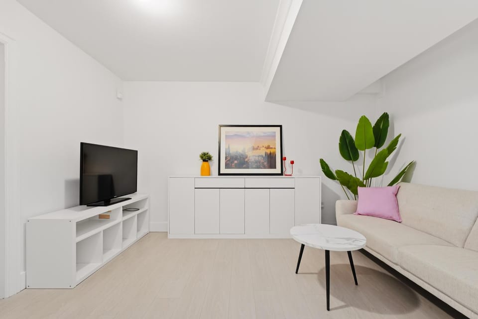 Quiet 3BR Kerrisdale Home Near UBC & DT Vacation rental in Vancouver