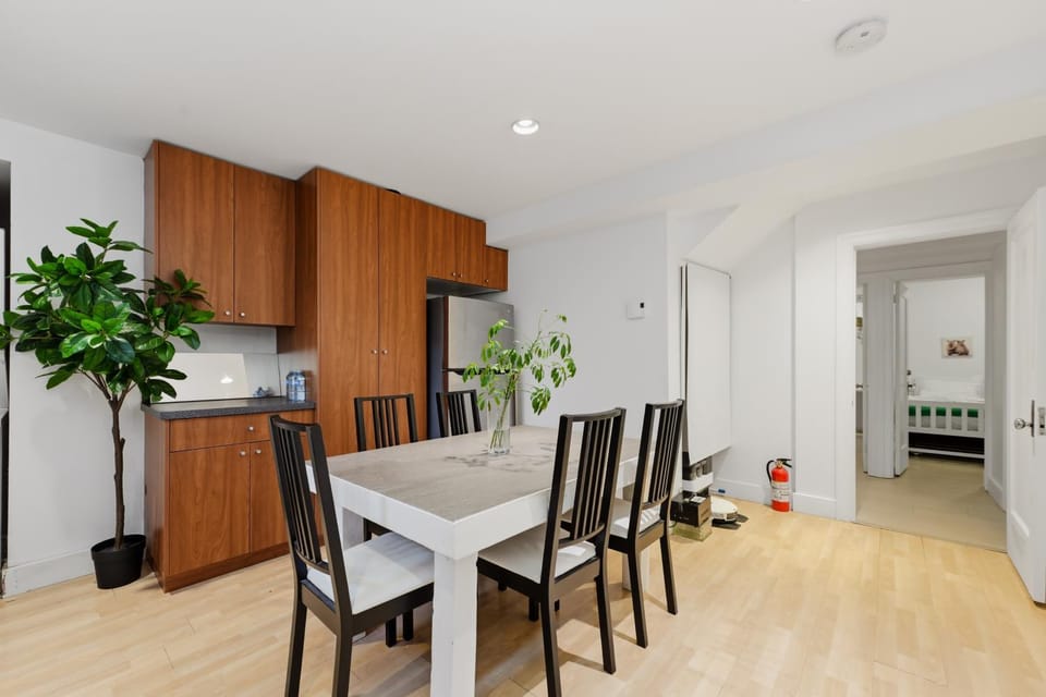 Quiet 3BR Kerrisdale Home Near UBC & DT Vacation rental in Vancouver