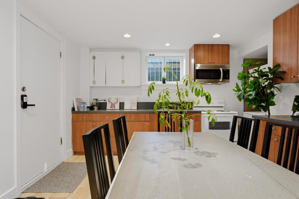 Quiet 3BR Kerrisdale Home Near UBC & DT Vacation rental in Vancouver