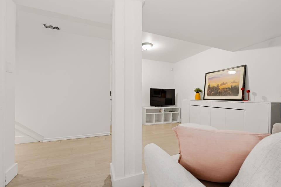 Quiet 3BR Kerrisdale Home Near UBC & DT Vacation rental in Vancouver
