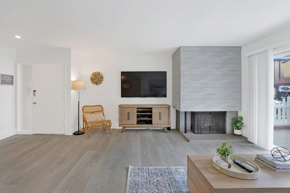 Beautiful Beachy Vibes, 1 House To The Sand home House in Newport Beach