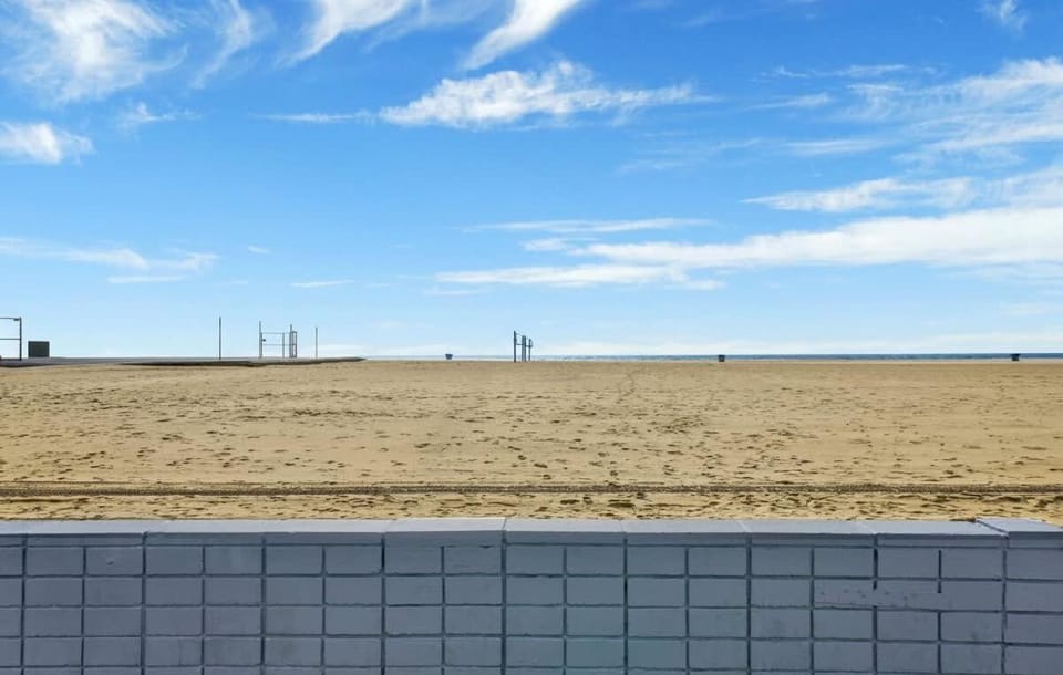 Value Beachfront withLarge Patio On The Bike Path apts Apartment in Balboa Peninsula