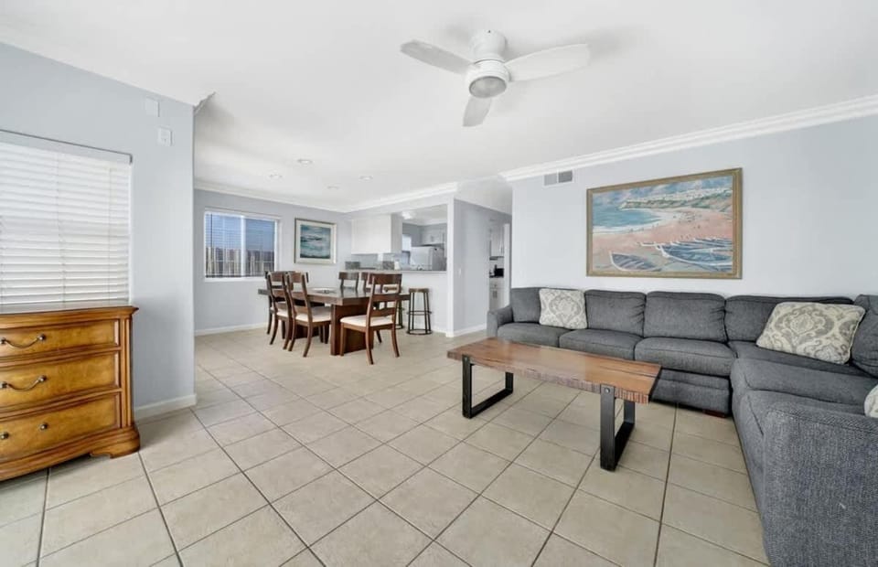 Value Beachfront withLarge Patio On The Bike Path apts Apartment in Balboa Peninsula