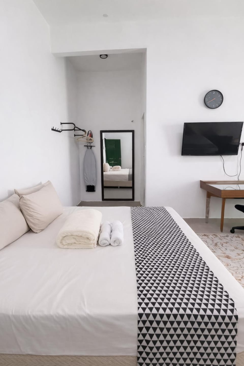 Bed, TV and multimedia, Photo of the whole room, Bedroom