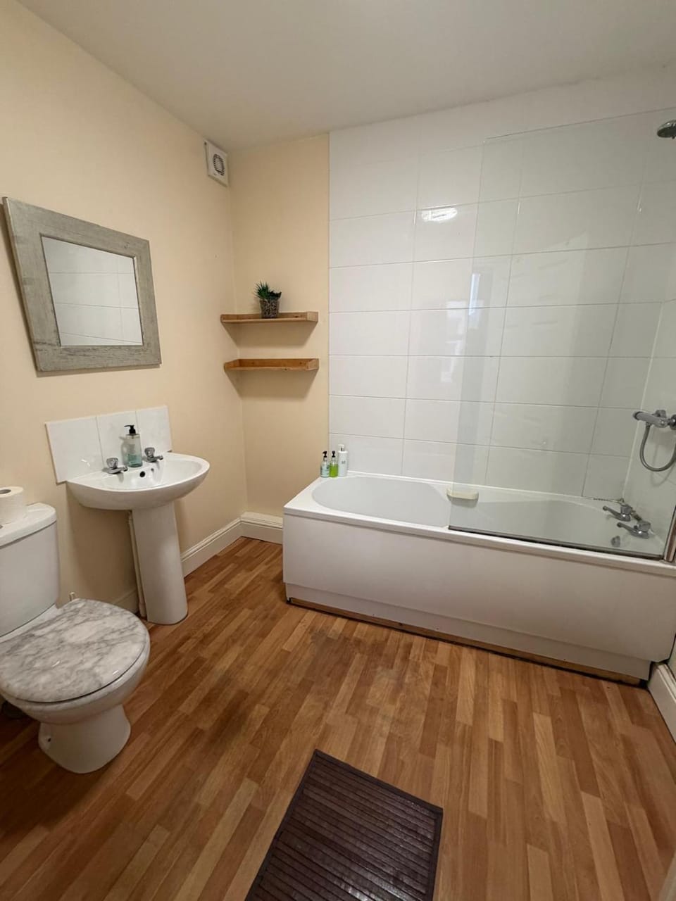 Shower, Toilet, Bathroom, Bath, towels