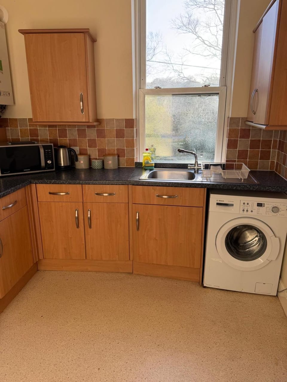Kitchen or kitchenette, washing machine