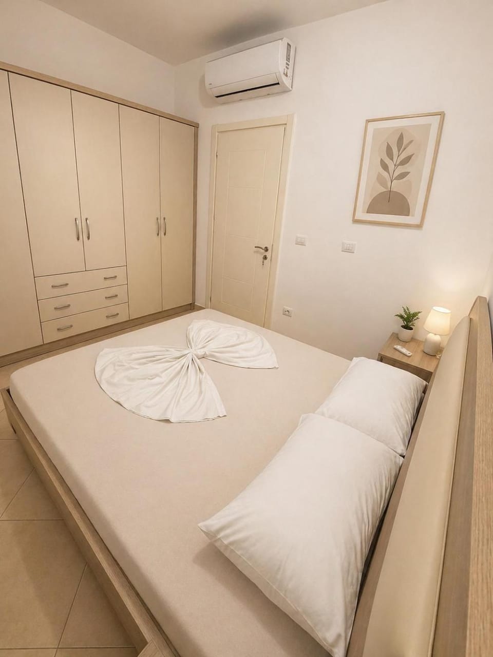 Bed, Photo of the whole room, Bedroom, wardrobe, air conditioner