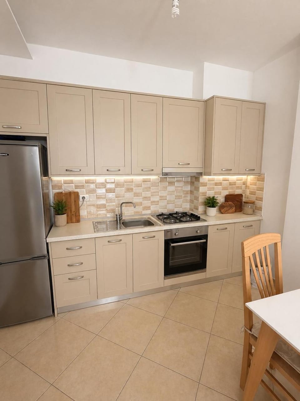 Kitchen or kitchenette, minibar, oven, stove