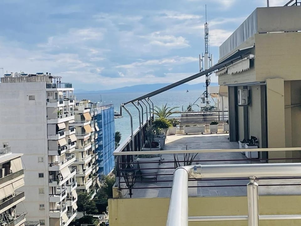Sea side roof studio in Athens Apartment in Alimos