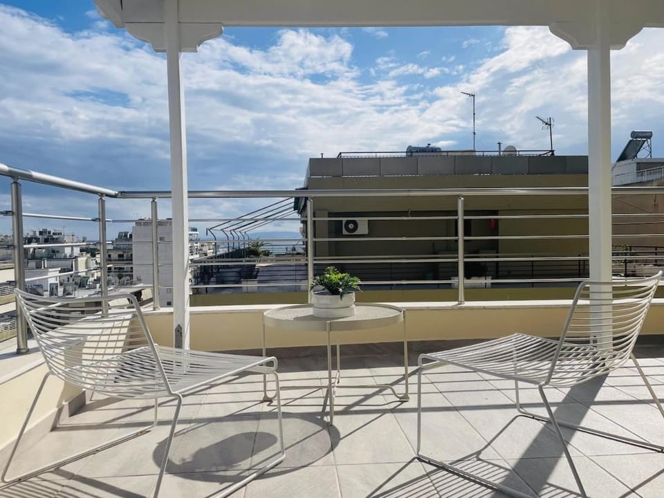 Sea side roof studio in Athens Apartment in Alimos