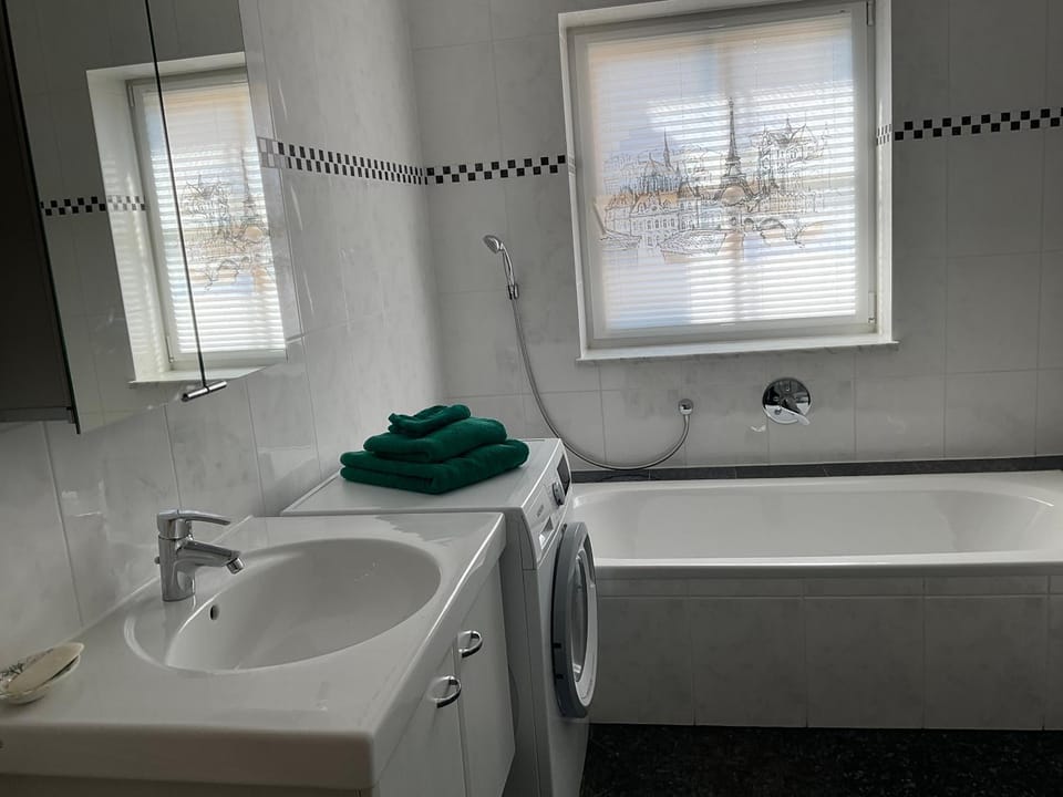 Bathroom, Bath, towels, washing machine