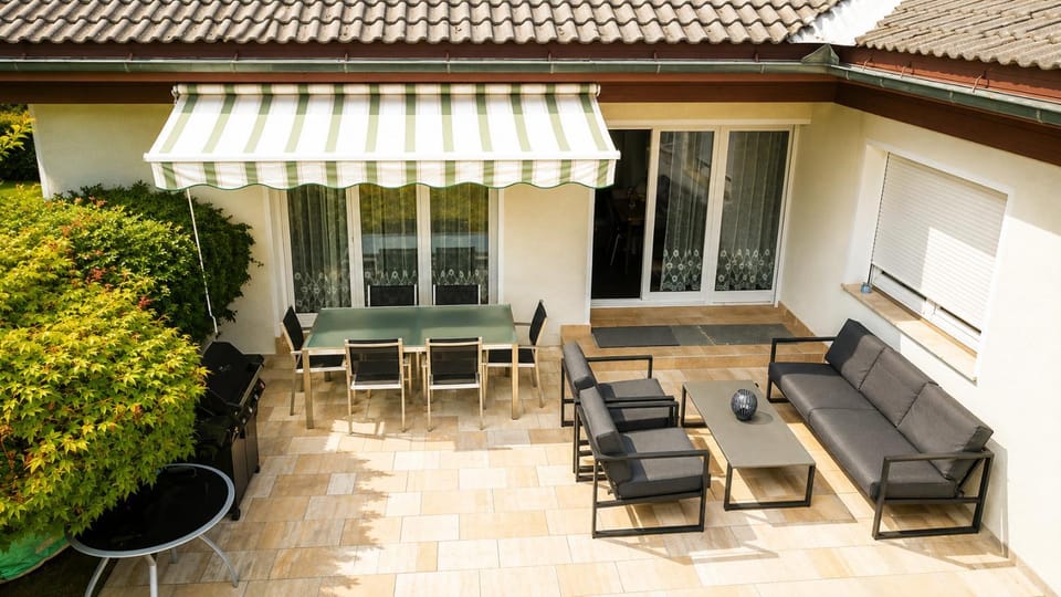 Property building, Garden, Balcony/Terrace, Seating area, Garden view