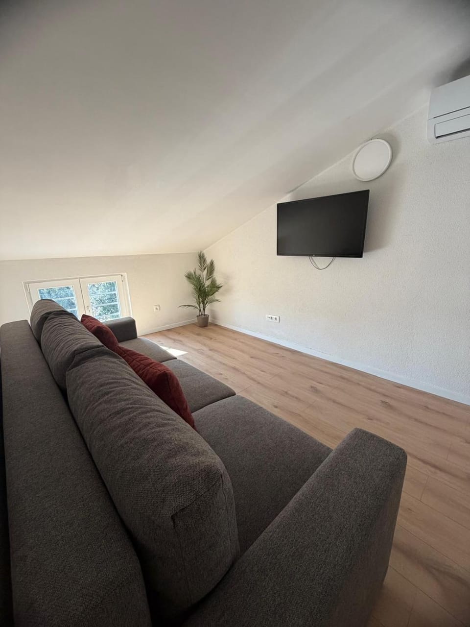 TV and multimedia, Seating area, Evening entertainment, air conditioner