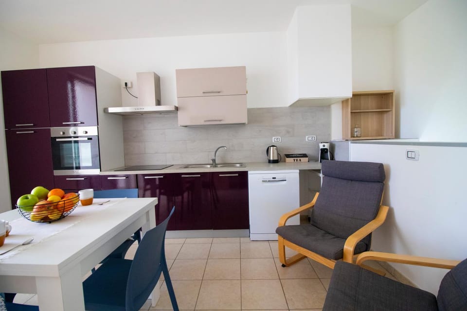 Coffee/tea facilities, Kitchen or kitchenette, Living room, Dining area, oven, stove