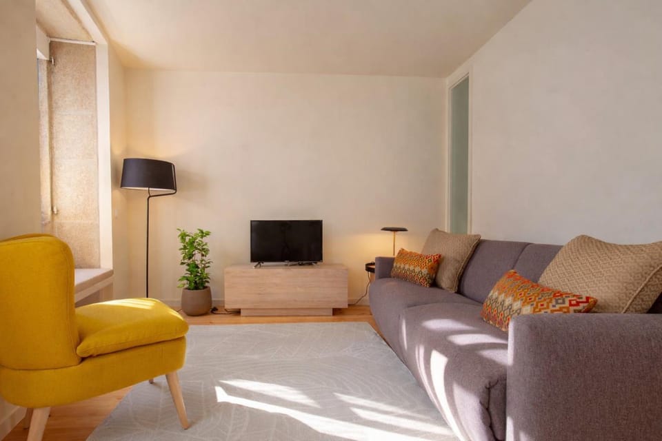 TV and multimedia, Living room, Seating area, Evening entertainment