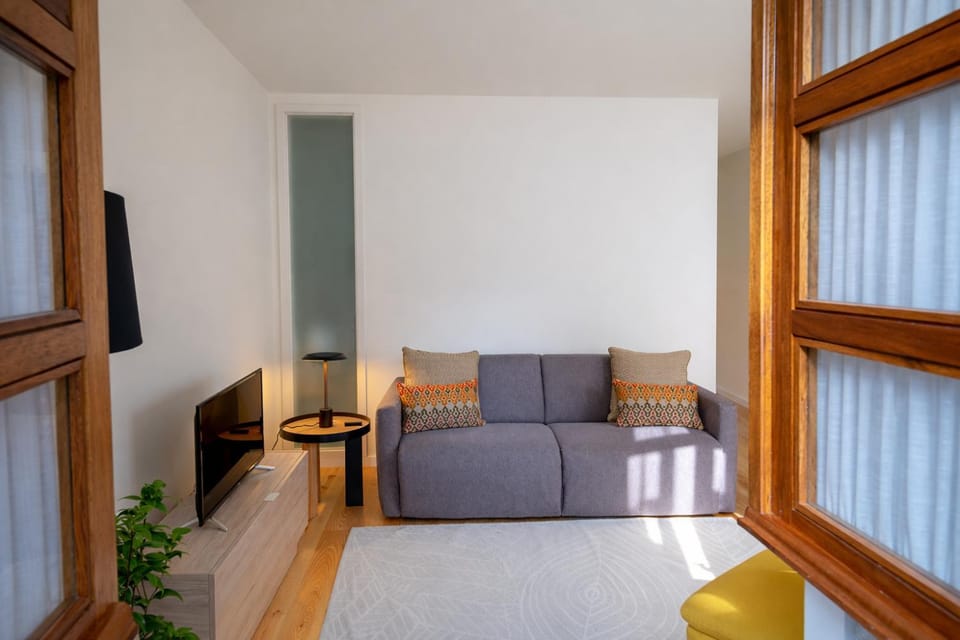 TV and multimedia, Living room, Seating area, Evening entertainment