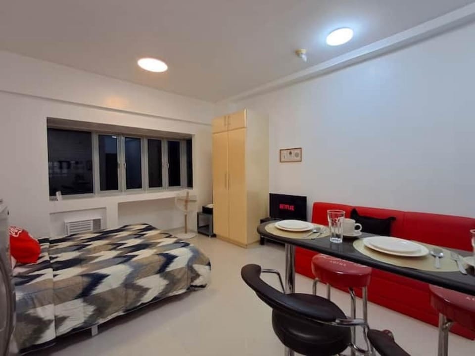 Bed, Seating area, Dining area